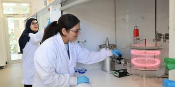 Preet Kaur demonstrates the novel plasma reactor technique in the Nano- and Microplastics Research Consortium lab