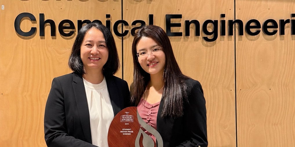 Dr Kaili Li (right) with her supervisor, Professor Liu Ye.
